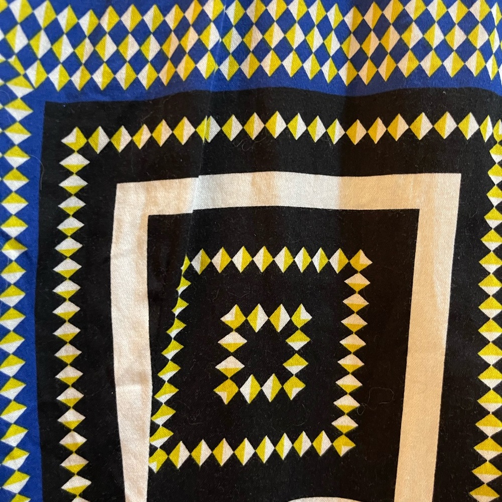 Gorgeous geometric pattern blouse - Picture 3 of 5